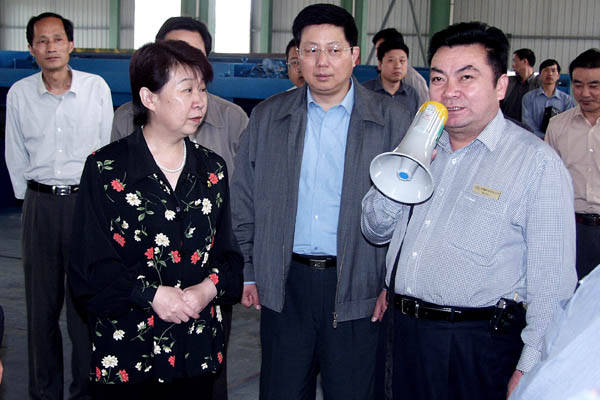 安徽省人大常委會(huì)副主任文海英來中德機(jī)床視察 安徽省人大常委會(huì)副主任文海英來中德機(jī)床視察