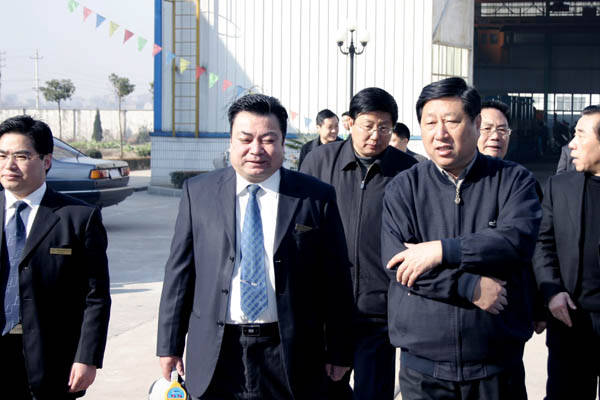 全國(guó)人大副委員長(zhǎng)張平參觀中德機(jī)床 全國(guó)人大副委員長(zhǎng)張平參觀中德機(jī)床