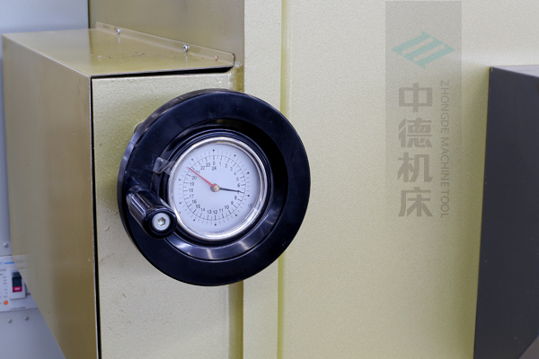 ZDG-832刀片間隙調(diào)節(jié)裝置，設(shè)置在機架前面，并有刻度顯示，調(diào)節(jié)方便.jpg