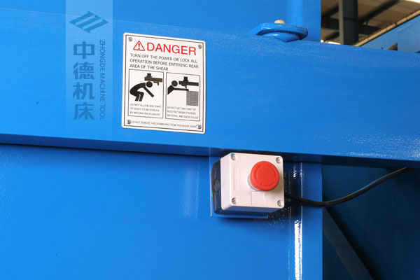 ZDSK-1632剪板機(jī)后部緊急停止按鈕，最大程度保障工人安全.jpg
