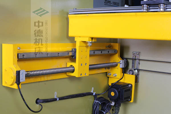 ZDPK-10032X軸配有滾珠絲桿及直線導軌，大功率伺服電機，鋼絲同步帶，能顯著提升X軸定位精度及速度