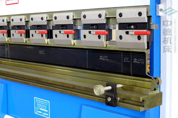 ZDPK-4015-標(biāo)準(zhǔn)分段模具并配合模具快夾，換?？焖?jpg